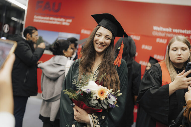 Impressions from the graduation ceremony of the English-language degree programs at FAU WiSo