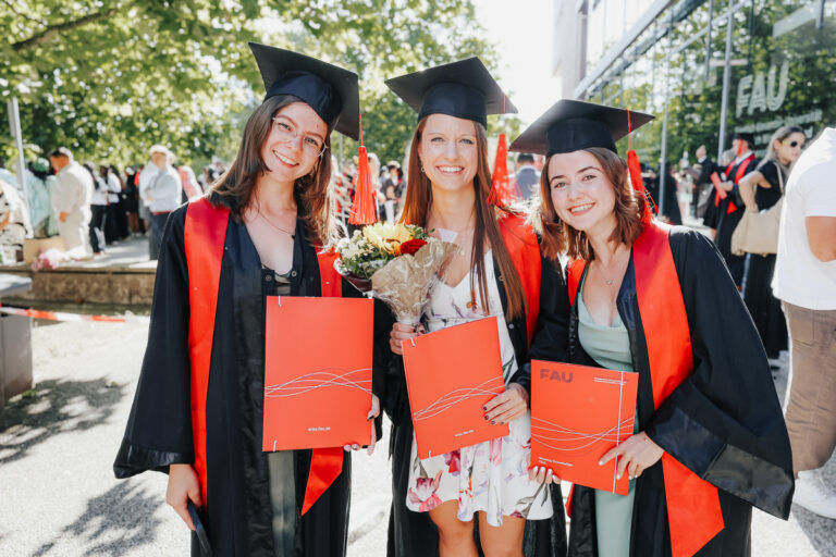 Impressions from the graduation ceremony at FAU WiSo